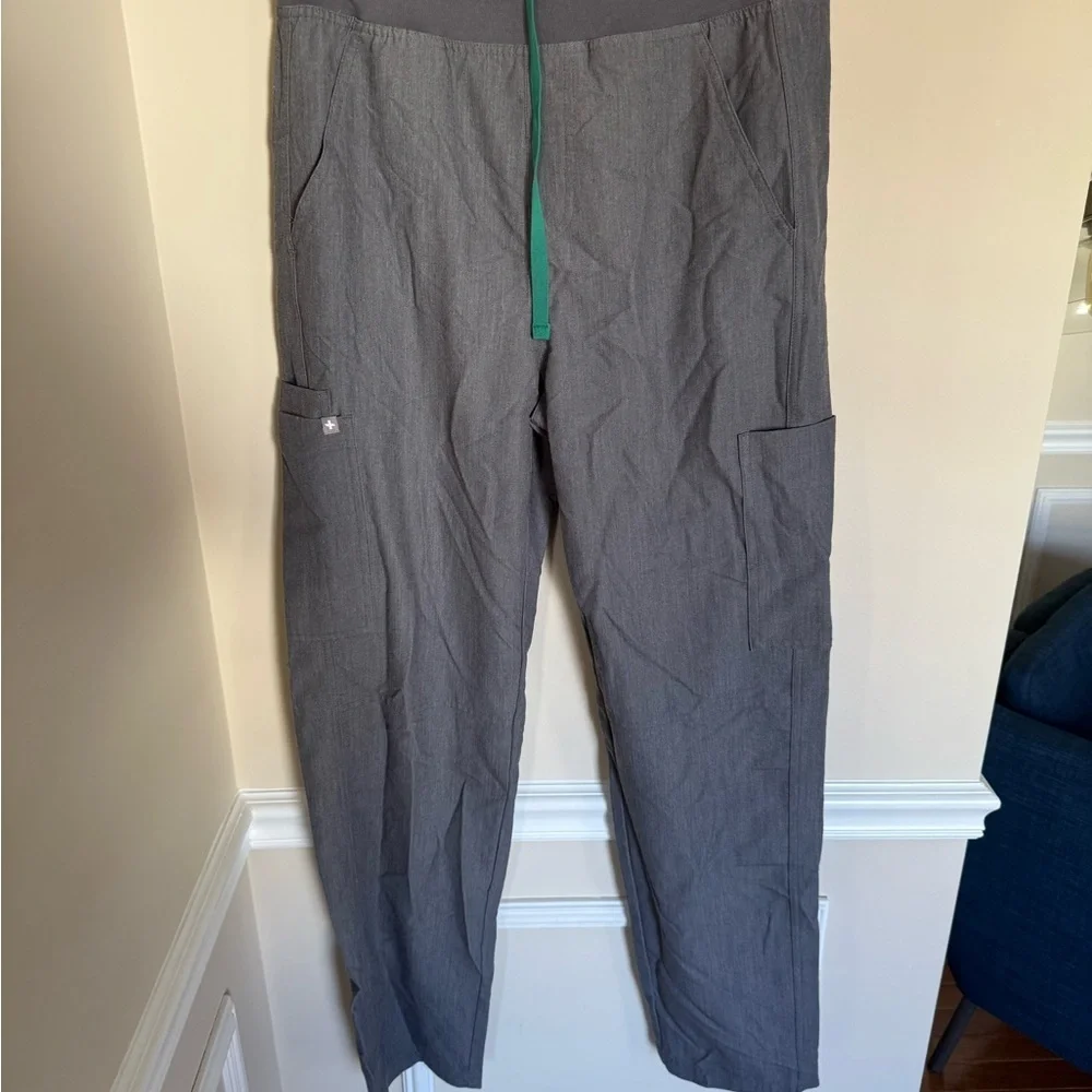 Men’s Gray FIGS Axim Cargo Scrub Straight Leg Pants With Pockets Size Medium